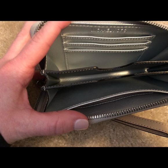 Micheal Kors small wristlet - Picture 2 of 3